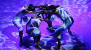 Danseur entrain de danser sur scène